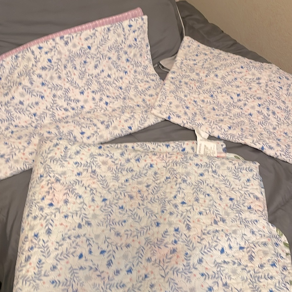 Full size comforter with two shams